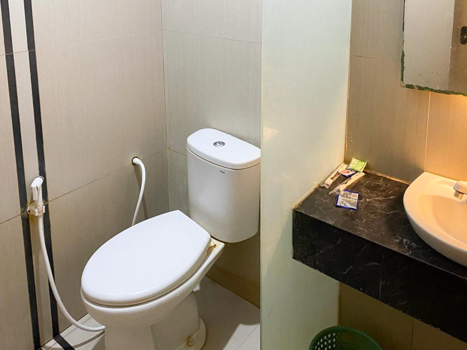 Reddoorz Near Pantai Idola Banyutowo Hotel D'Llala Pati Eksteriør bilde