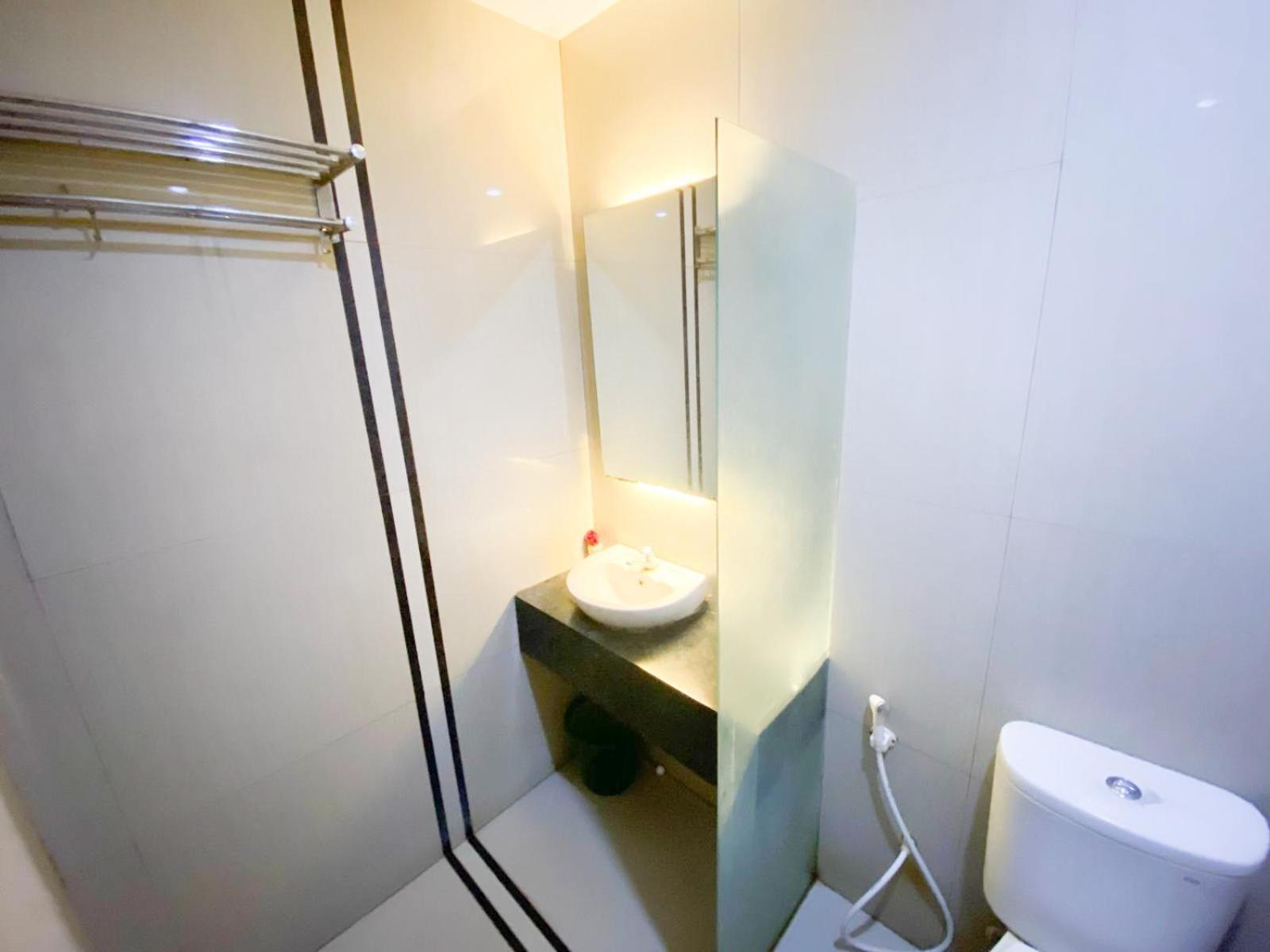 Reddoorz Near Pantai Idola Banyutowo Hotel D'Llala Pati Eksteriør bilde