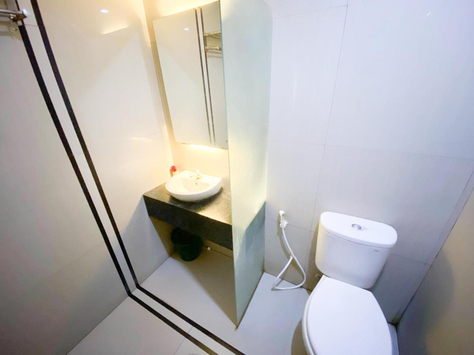 Reddoorz Near Pantai Idola Banyutowo Hotel D'Llala Pati Eksteriør bilde